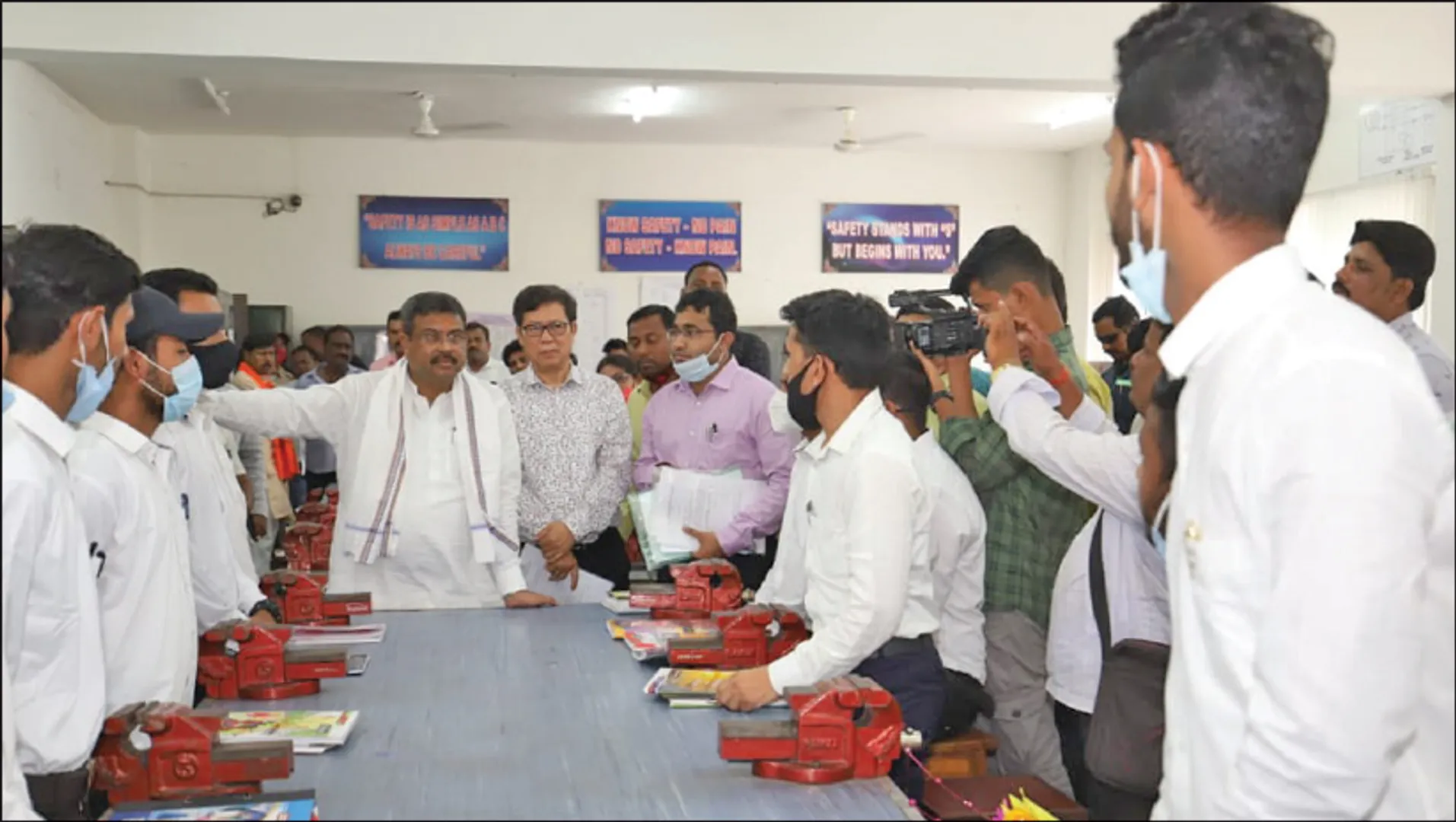 ଅନୁଗୁଳ ଗସ୍ତ ସାରି ଫେରିଲେ କେନ୍ଦ୍ରମନ୍ତ୍ରୀ: ଶିଳ୍ପ ସଂସ୍ଥାକୁ ଶିକ୍ଷାନୁଷ୍ଠାନ ସହ ଯୋଡ଼ିବା ଉପରେ ଗୁରୁତ୍ବ