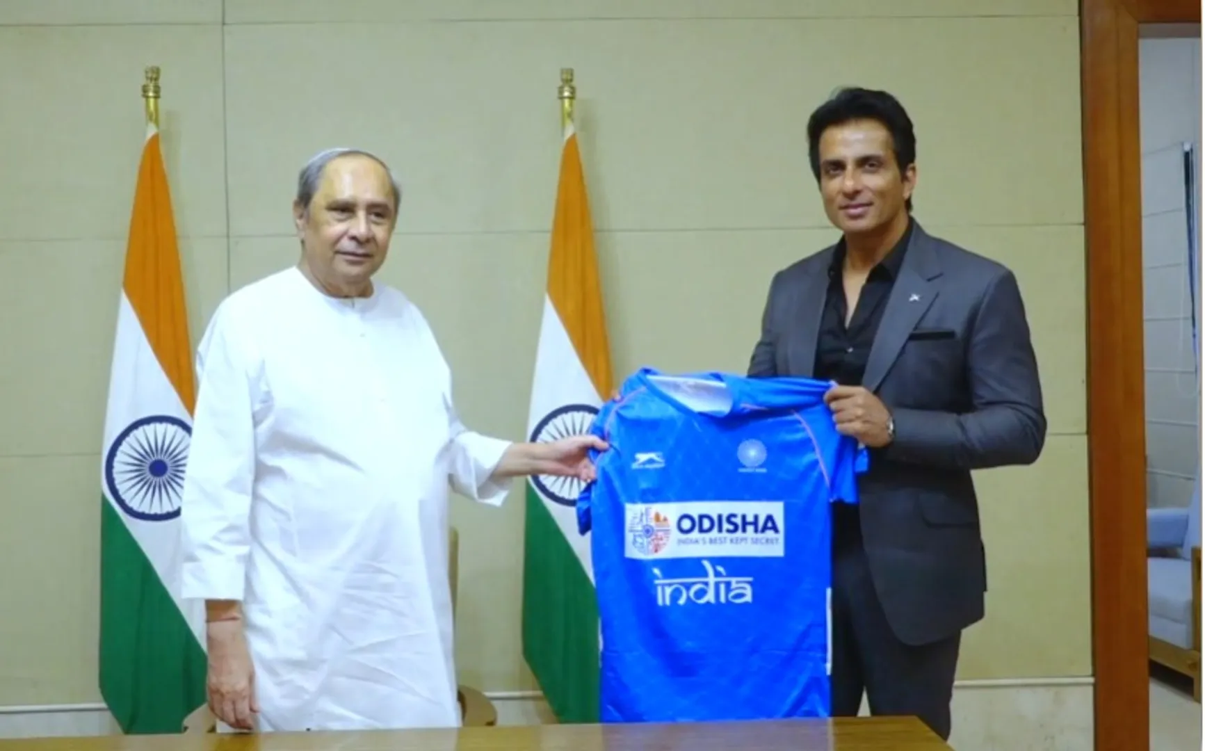 ମୁଖ୍ୟମନ୍ତ୍ରୀଙ୍କୁ ଭେଟିଲେ ଅଭିନେତା ସୋନୁ ସୁଦ।