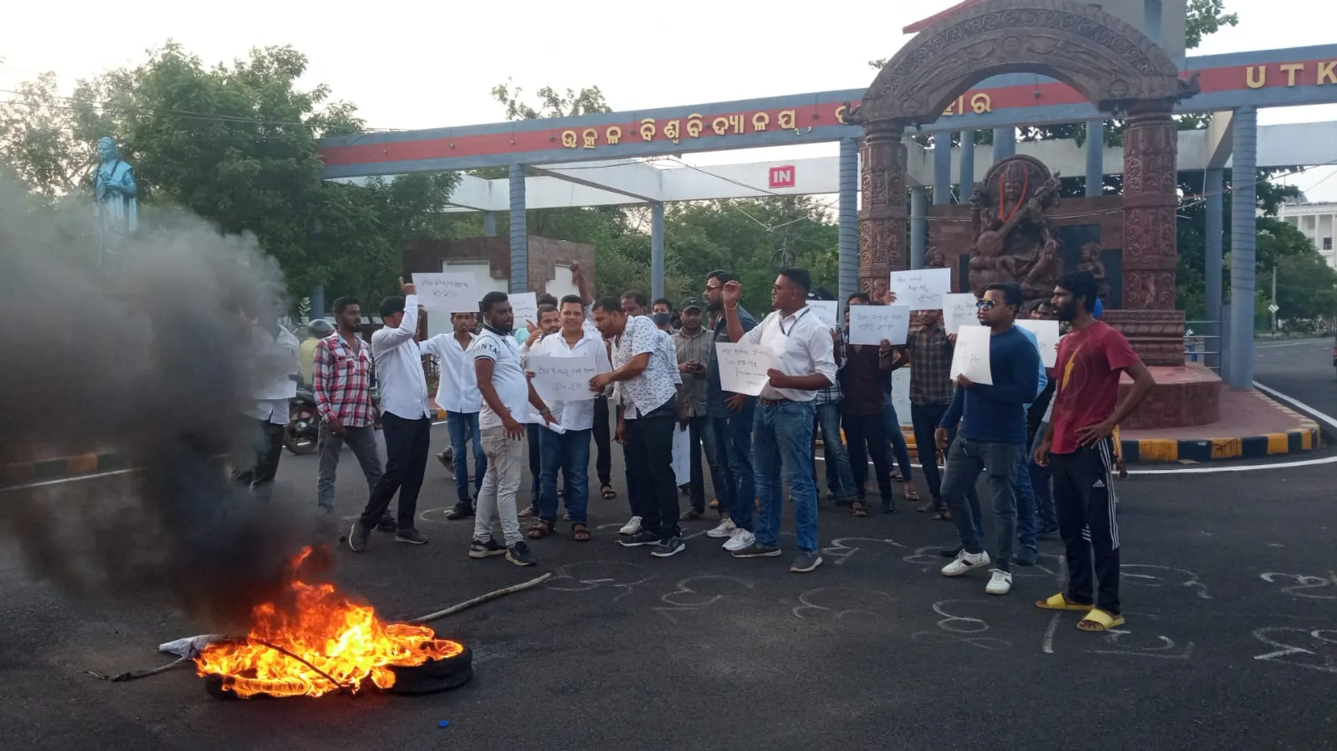 ସେଲ୍ଫ ଫାଇନାନ୍ସିଂ କୋର୍ଟ ଉଚ୍ଛେଦକୁ ଉତ୍କଳ ବିଶ୍ବବିଦ୍ୟାଳୟର ଛାତ୍ରଙ୍କ ବିରୋଧ। (ଫଟୋ: ବିଭୂତି)