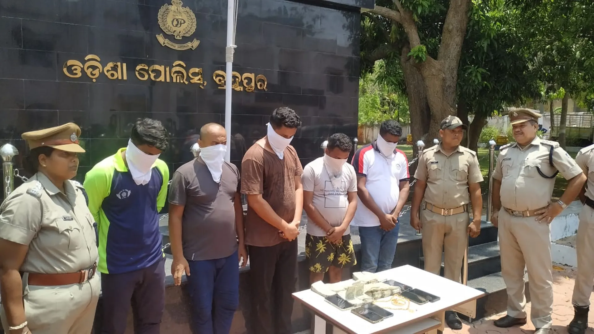ବ୍ରହ୍ମପୁରରେ ଅନ୍‌ଲାଇନ୍ ଆପ୍ ମାଧ୍ୟମରେ ଆଇପିଏଲ୍ ବେଟିଂ: ୫ ଗିରଫ