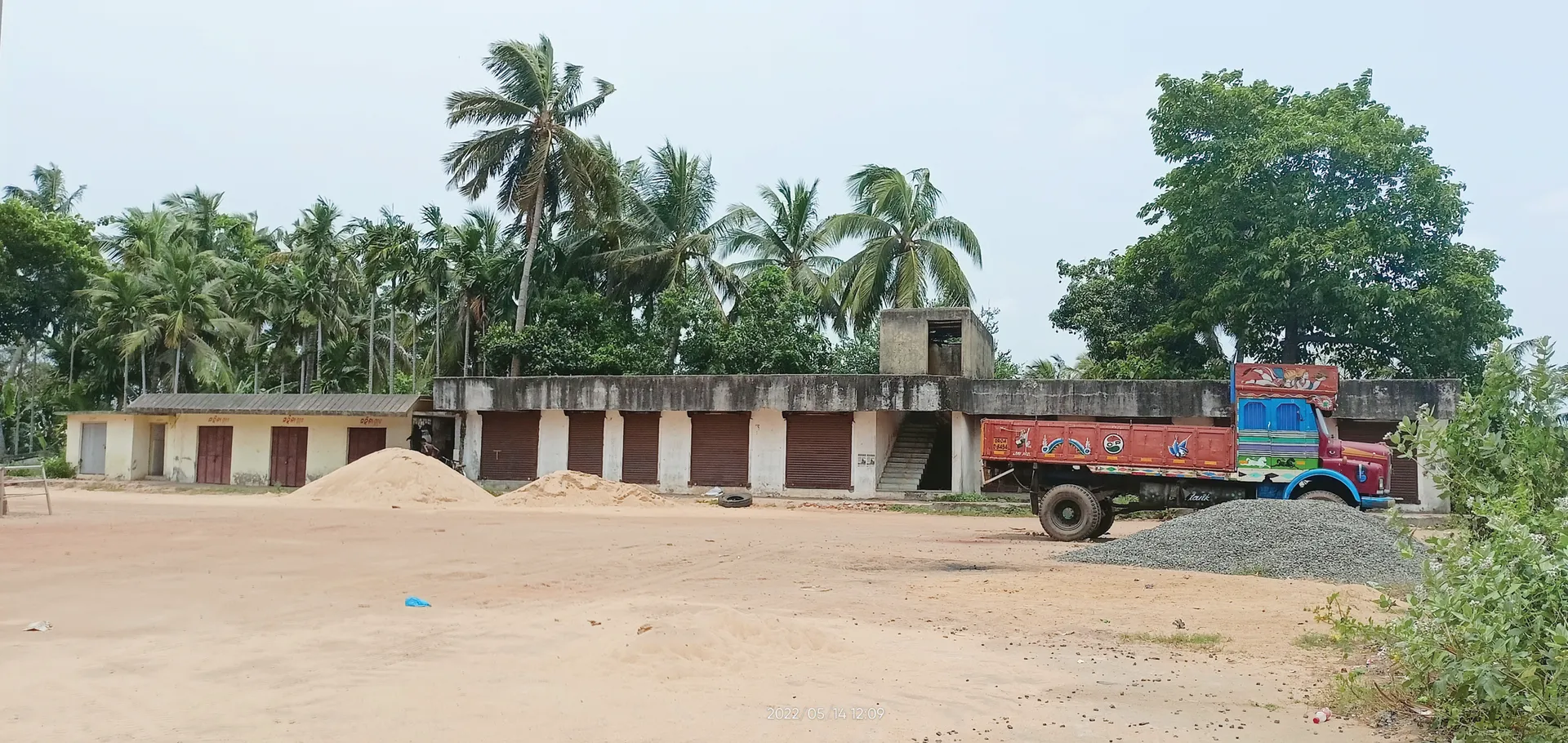 ମିଳିମିଶି ବରବାଦ୍ କରିଦେଲେ, ମୁଖ୍ୟମନ୍ତ୍ରୀଙ୍କ ଦ୍ବାରା ଲୋକାର୍ପିତ ୮୦ ଲକ୍ଷ ଟଙ୍କାର ବସ୍‌ଷ୍ଟାଣ୍ଡ ଭୂତକୋଠି