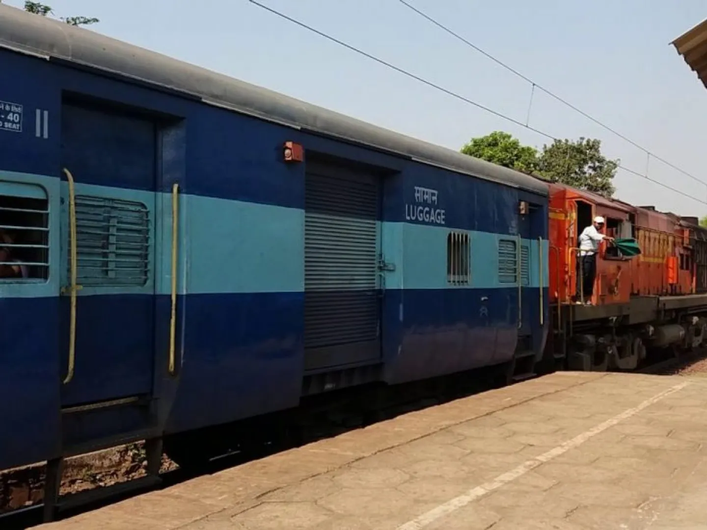 ୨ ବଗି ଲାଇନ୍ ଚ୍ୟୁତ, ଟ୍ରେନ୍ ଚଳାଚଳ ବାଧାପ୍ରାପ୍ତ