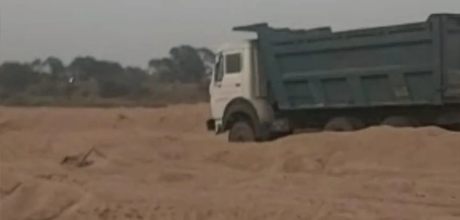 ପୁଣି ବାଲି ଚୋର ସକ୍ରିୟ, ମେସିନ ଲଗାଇ ବେଧଡ଼କ ବାଲି ଚାଲାଣ