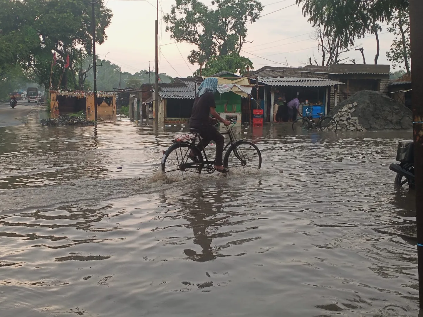 ଅସରାଏ ବର୍ଷାରେ ୫୫ ନଂ ଜାତୀୟ ରାଜପଥ ପାର୍ଶ୍ଵ ସିପିପି ଛକ ବେହାଲ। (ଫଟୋ: ସୁଜିତ, ନାଲକୋନଗର)