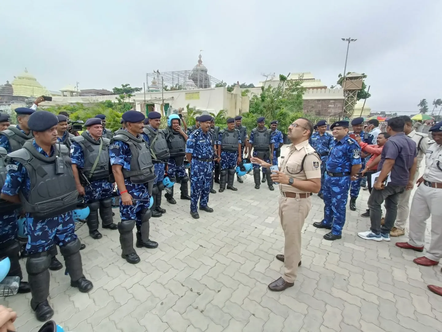 ସ୍ନାନଯାତ୍ରା ପାଇଁ ପ୍ରସ୍ତୁତି; ଶ୍ରୀମନ୍ଦିର ସିଂହଦ୍ଵାରରେ ଆରଏଏଫ୍ ଟିମ୍‌ଙ୍କ ସହ ଏସପିଙ୍କ ଆଲୋଚନା