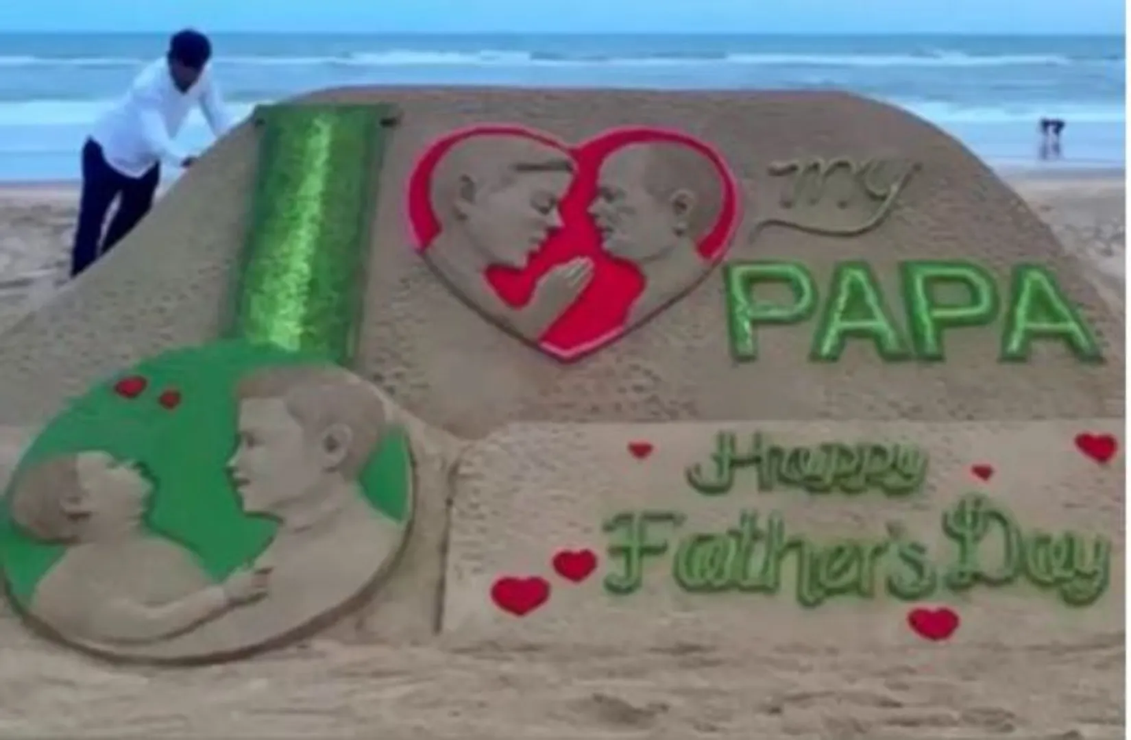 ‘ପିତୃ ଦିବସ’ ଅବସରରେ ପୁରୀ ବେଳାଭୂମିରେ ଅନ୍ତର୍ଜାତୀୟ ବାଳୁକା ଶିଳ୍ପୀ ସୁଦର୍ଶନ ପଟ୍ଟନାୟକଙ୍କ କଳାକୃତି।