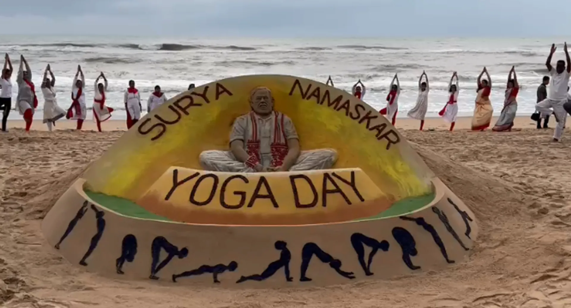 ପୁରୀ: ଯୋଗ ଦିବସରେ ସୁଦର୍ଶନ ପଟ୍ଟନାୟକଙ୍କ ବାଲୁକା କଳା