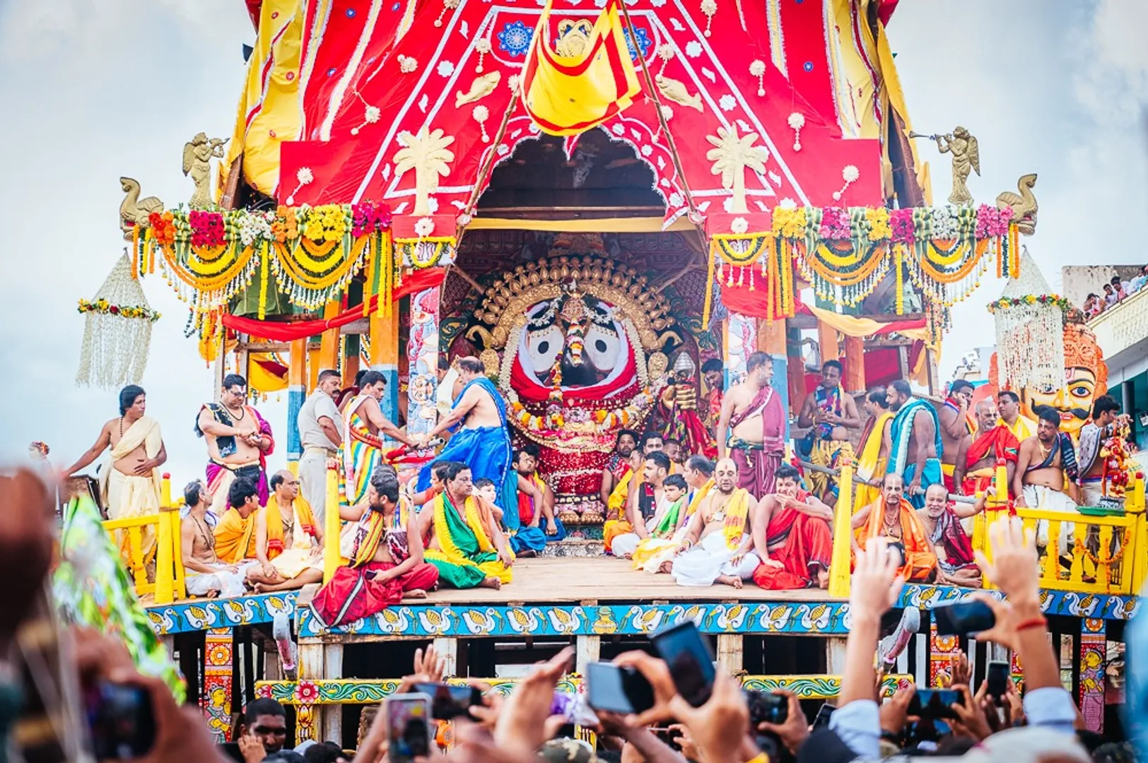 ପୁରୀ: ରଥାରୁଢ଼ ପ୍ରଭୁ ଶ୍ରୀଜଗନ୍ନାଥଙ୍କ ସୁନାବେଶ।