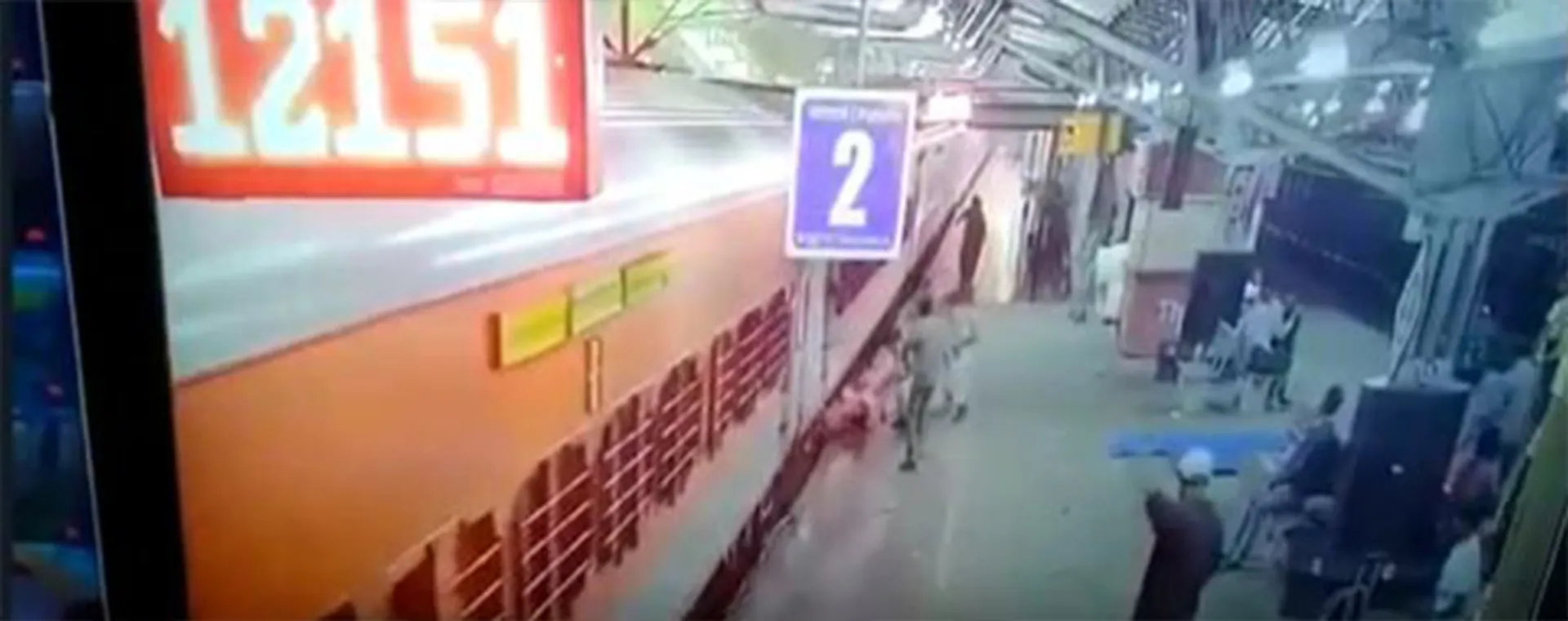 ଟ୍ରେନରୁ ଖସି ପଡୁଥିବା ମହିଳାଙ୍କୁ ଉଦ୍ଧାର କଲେ ଯବାନ