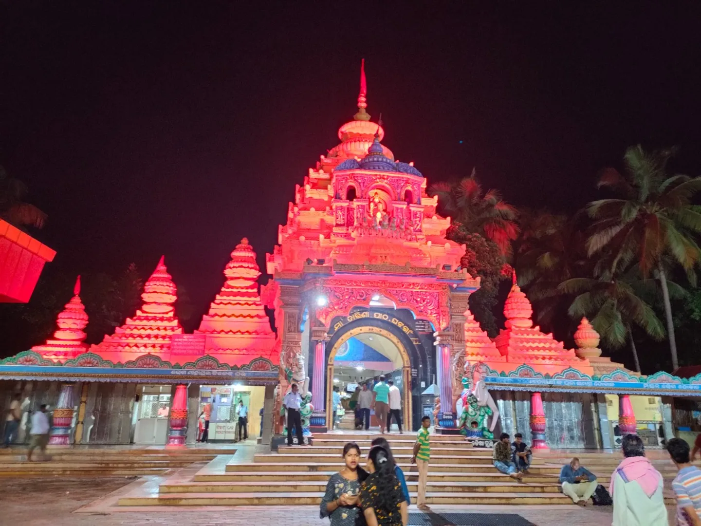 ରଂଗିନ ଆଲୋକମାଳାରେ ଝଲସୁଛି ମା’ ତାରିଣୀ ମନ୍ଦିର। (ଫଟୋ: ଆନନ୍ଦ, ଘଟଗାଁ)