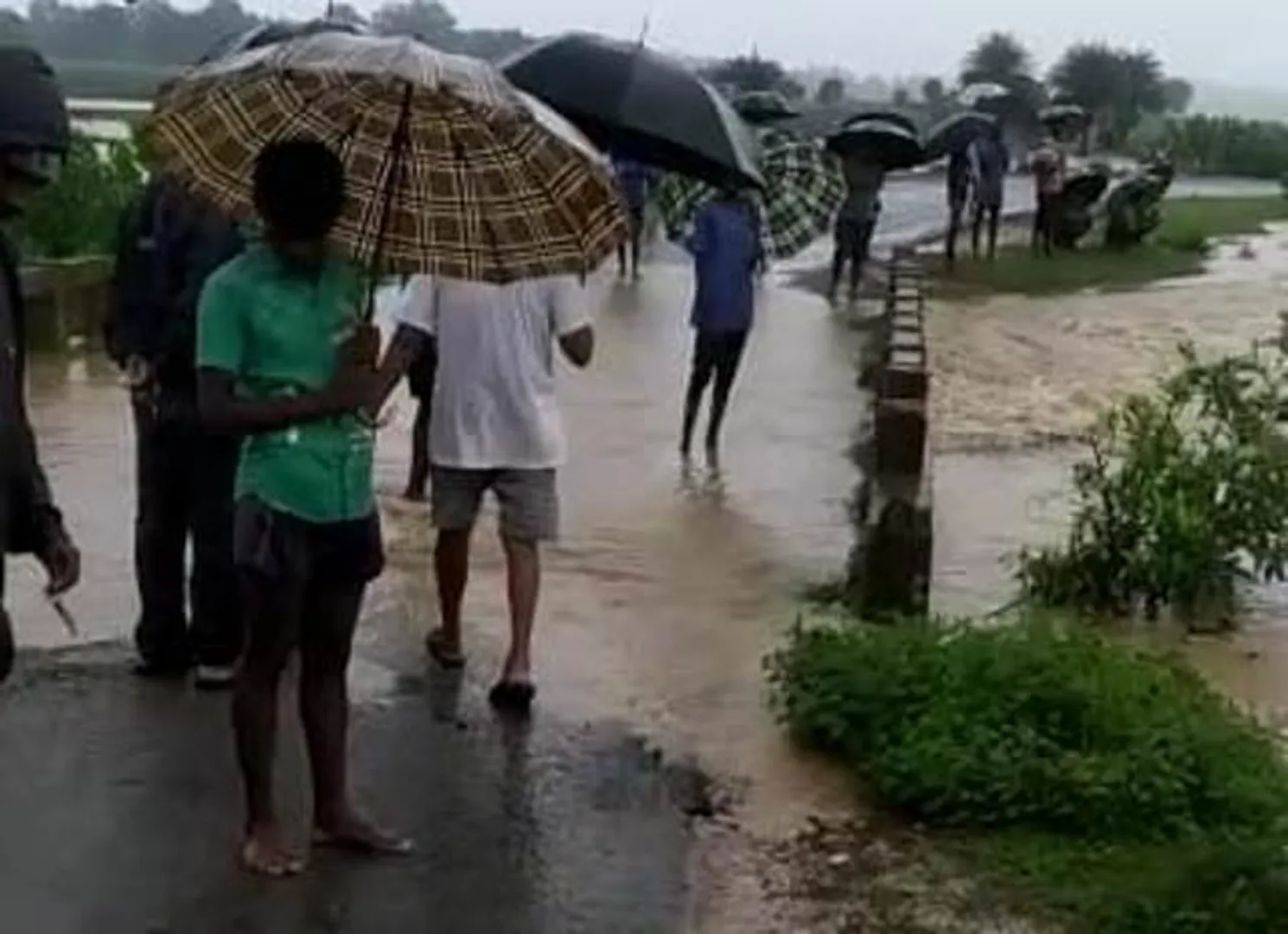 ଝରିଗାଁରେ ବାଦଲ ଫଟା ବର୍ଷା: ପେଟଫୁଲା ନାଳ ଓ ଡ଼ାଇନିଗୁଡା ନଦୀ ଉପରେ ବର୍ଷାପାଣି