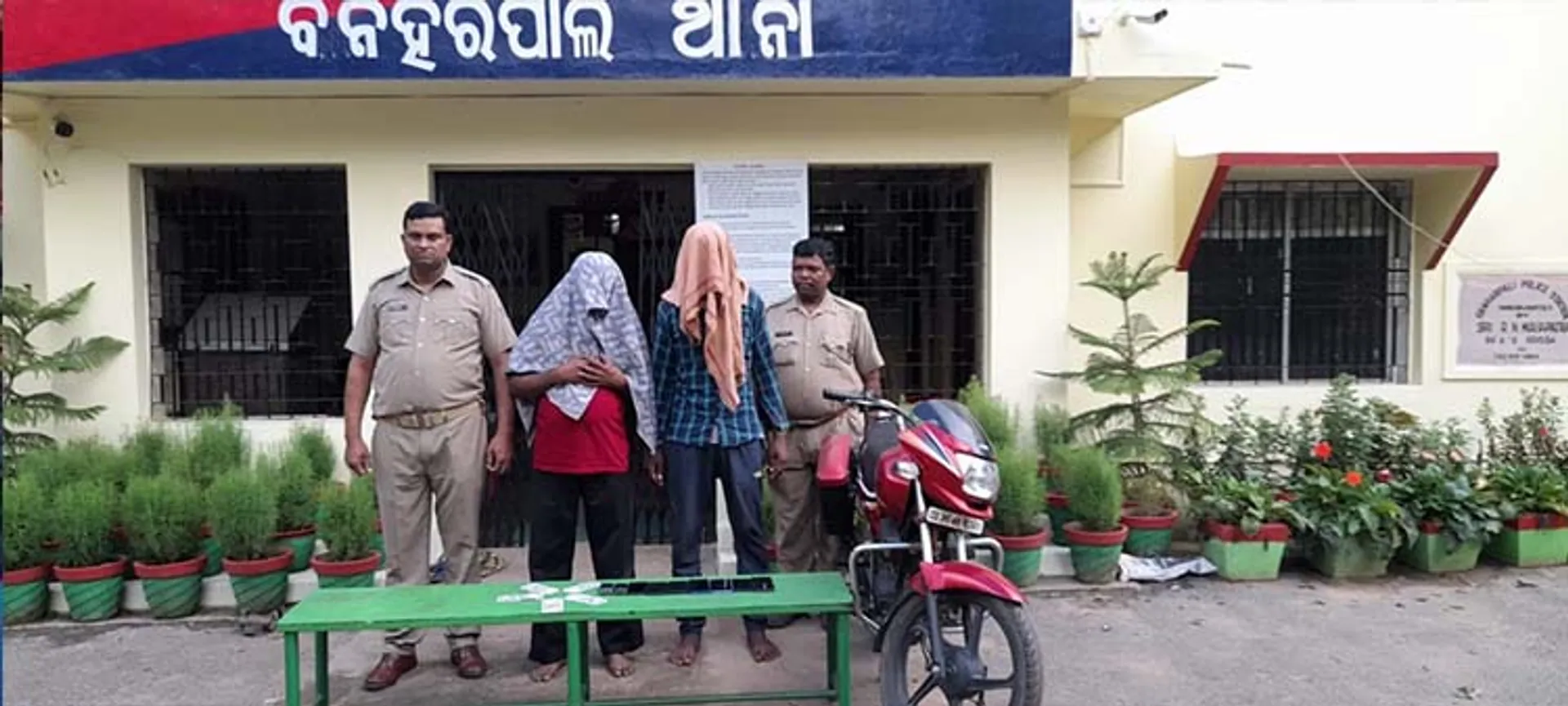 ବନ୍ଧୁକ ମୁନରେ ଲୁଟ୍‌ ମାମଲା: ଚୋରି ବାଇକ୍‌ ଓ ୯ ମୋବାଇଲ୍ ଉଦ୍ଧାର, ୩ ଗିରଫ