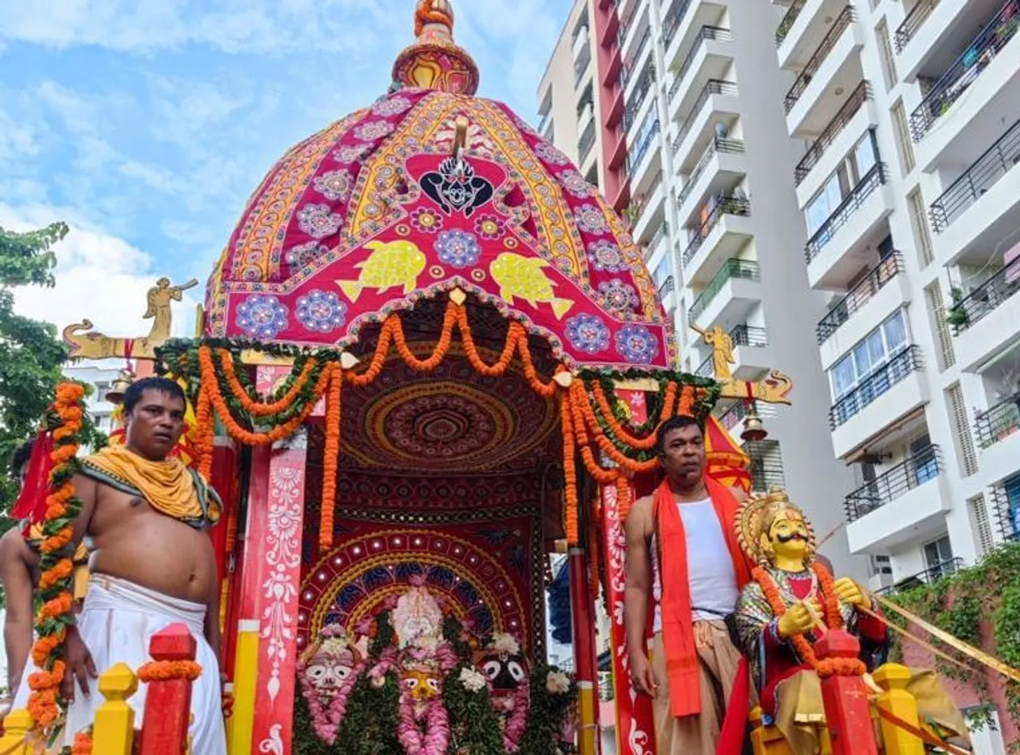 କସମୋପୋଲିସ ରେସିଡେନ୍ସିଆଲ ସୋସାଇଟିରେ ବାହୁଡା ଯାତ୍ରା