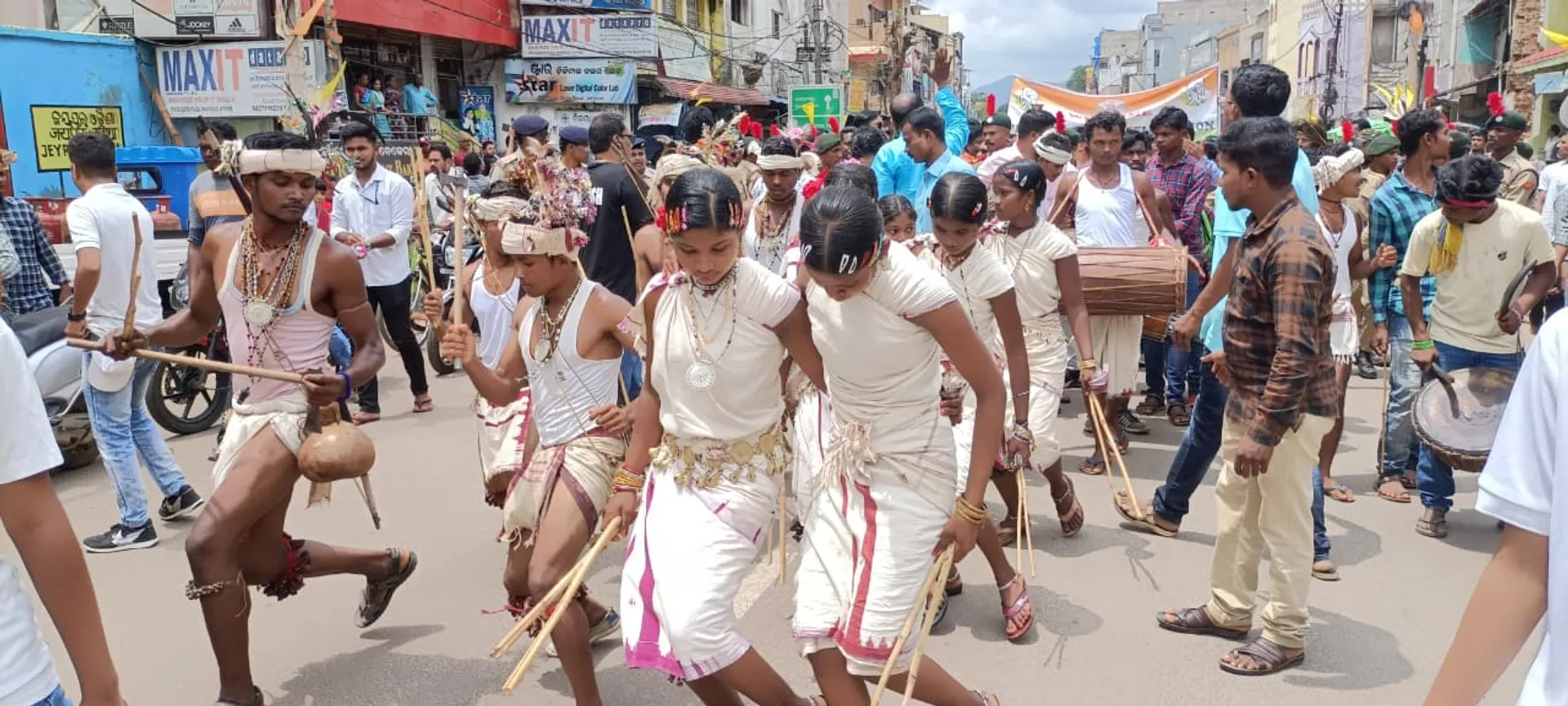 ବିକ୍ରମଦେବ କଲେଜର ୭୫ବର୍ଷ ପୂର୍ତ୍ତି ଅବସରରେ ସାଂସ୍କୃତିକ କାର୍ଯ୍ୟକ୍ରମ। (ଫଟୋ: ସୁରେଶ, ଜୟପୁର)