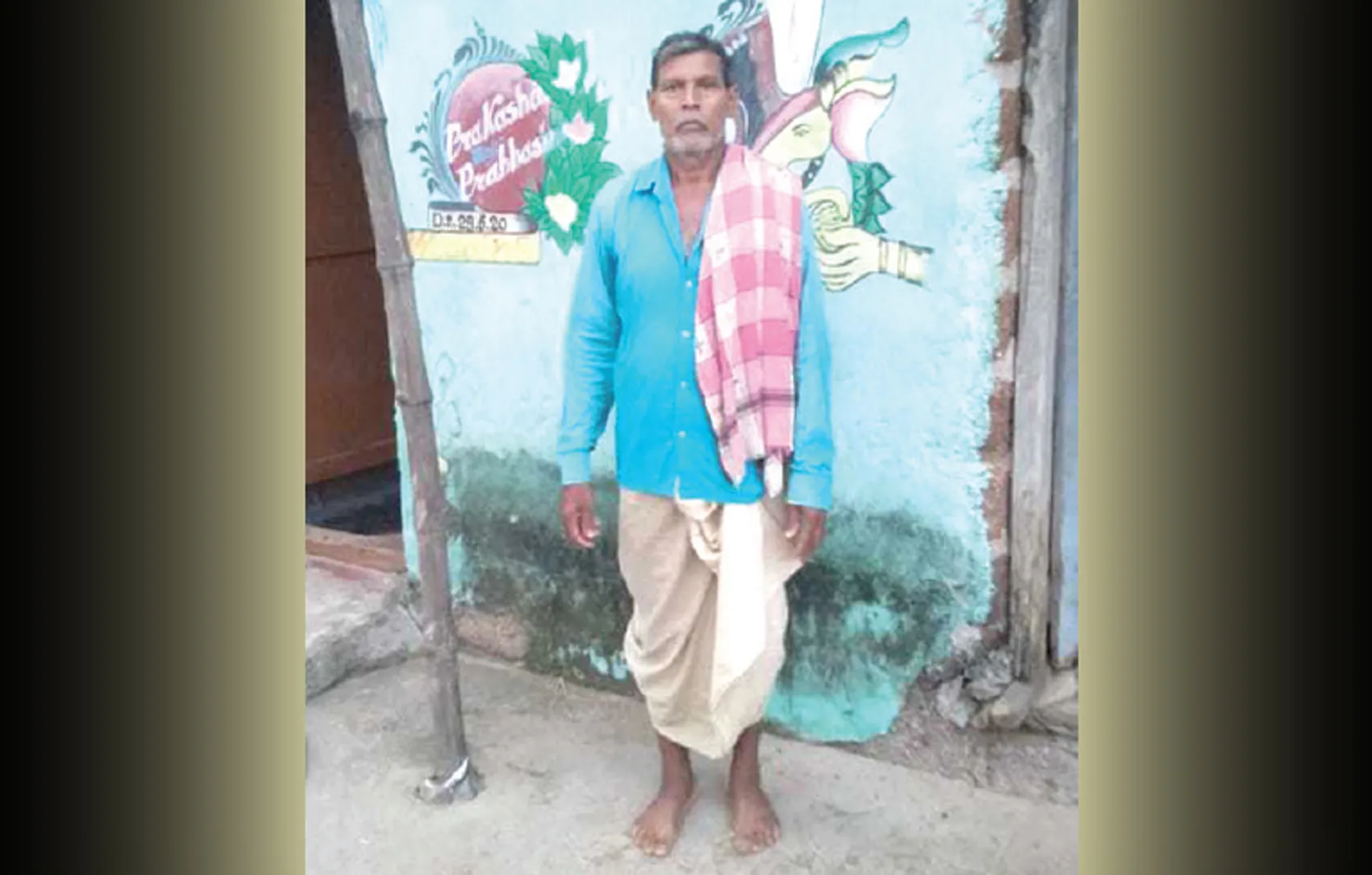 ୪ ବର୍ଷ ହେବ ଗାଁରୁ ବାସନ୍ଦ ରଖି ନିର୍ଯାତନା, ନିଆଁ-ପାଣି ବନ୍ଦ ପାଇଁ ଗାଁ ସଭାପତିଙ୍କ ହ୍ବିପ୍‌