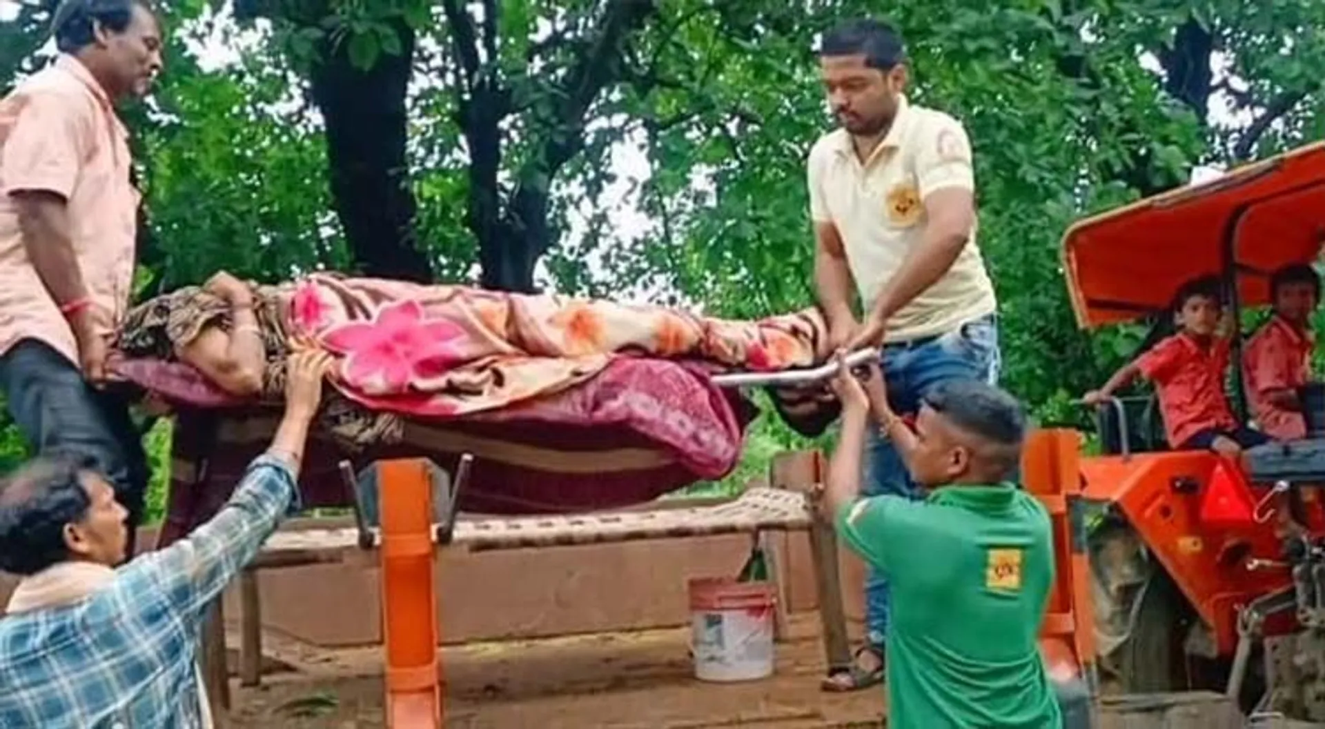 ଗାଁକୁ ପହଞ୍ଚି ପାରିଲାନି ଆମ୍ବୁଲାନ୍ସ,, ଟ୍ରାକ୍ଟରରେ ବୁହା ହେଲେ ‌ରୋଗୀ