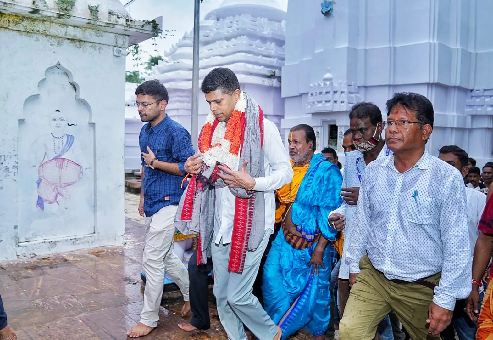 ଅଲାରନାଥ ମନ୍ଦିରରେ ୫ଟି ସଚିବ, ଭିତ୍ତିଭୂମିର ବିକାଶ ପାଇଁ ସେବାୟତଙ୍କ ସହ କଲେ ଆଲୋଚନା