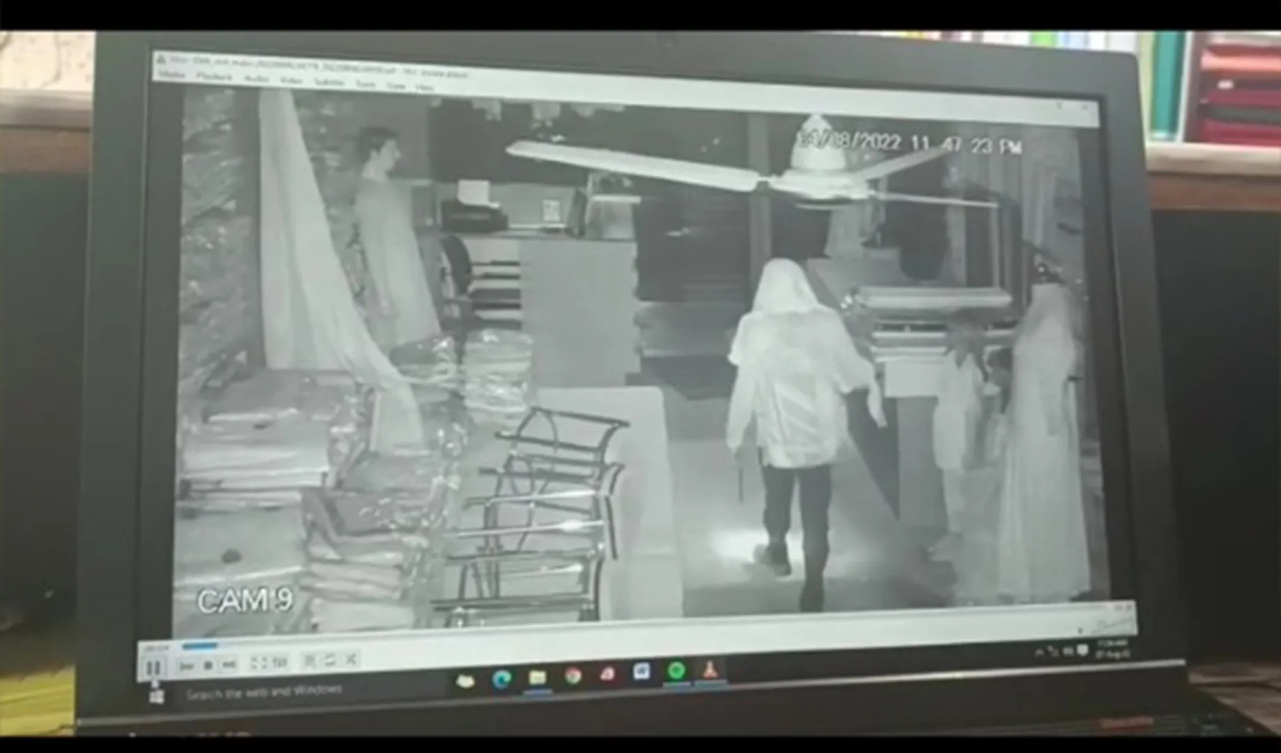 ଡ୍ରେସ୍ ଦୋକାନରେ ୫ ଘଣ୍ଟା ପଶି ଚୋରି କଲା ଚୋର