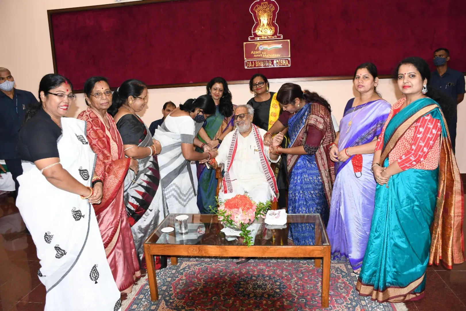 ରାଜ୍ୟପାଳ ପ୍ରଫେସର ଗଣେଶୀ ଲାଲ୍‌ଙ୍କୁ ରାକ୍ଷୀ ବାନ୍ଧିଲେ ବିଜେପି ମହିଳା ମୋର୍ଚ୍ଚାର ସଦସ୍ୟା।