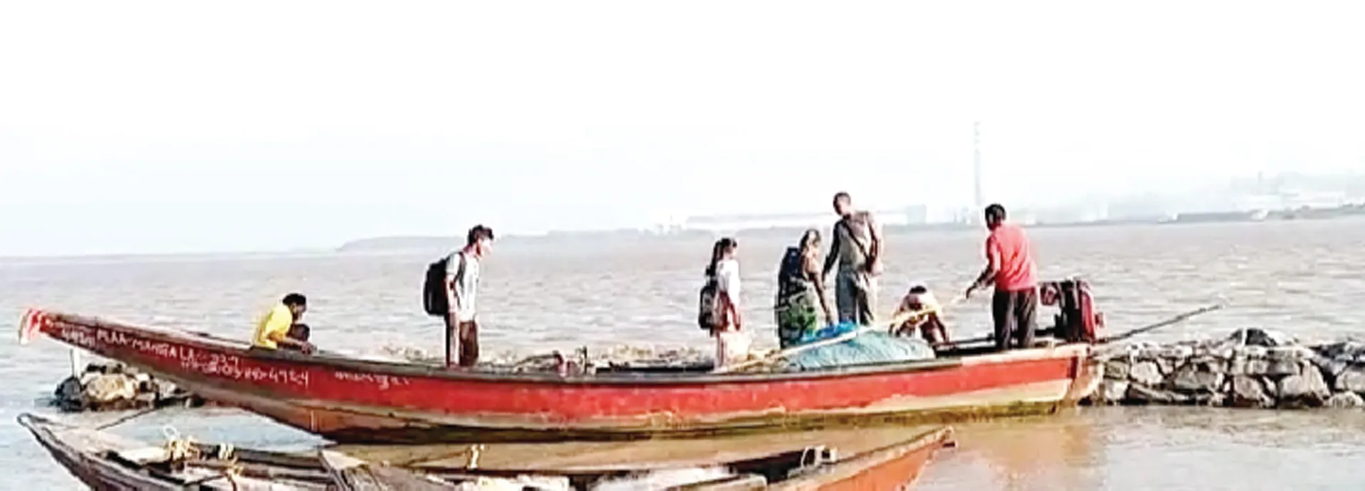 ମହାନଦୀରେ ଡଙ୍ଗା ଭାସିଯିବା ଘଟଣା, ନିଲାମଧାରୀଙ୍କ ନାଁରେ ମାମଲା; ଖସିଯିବେ ଅଧିକାରୀ