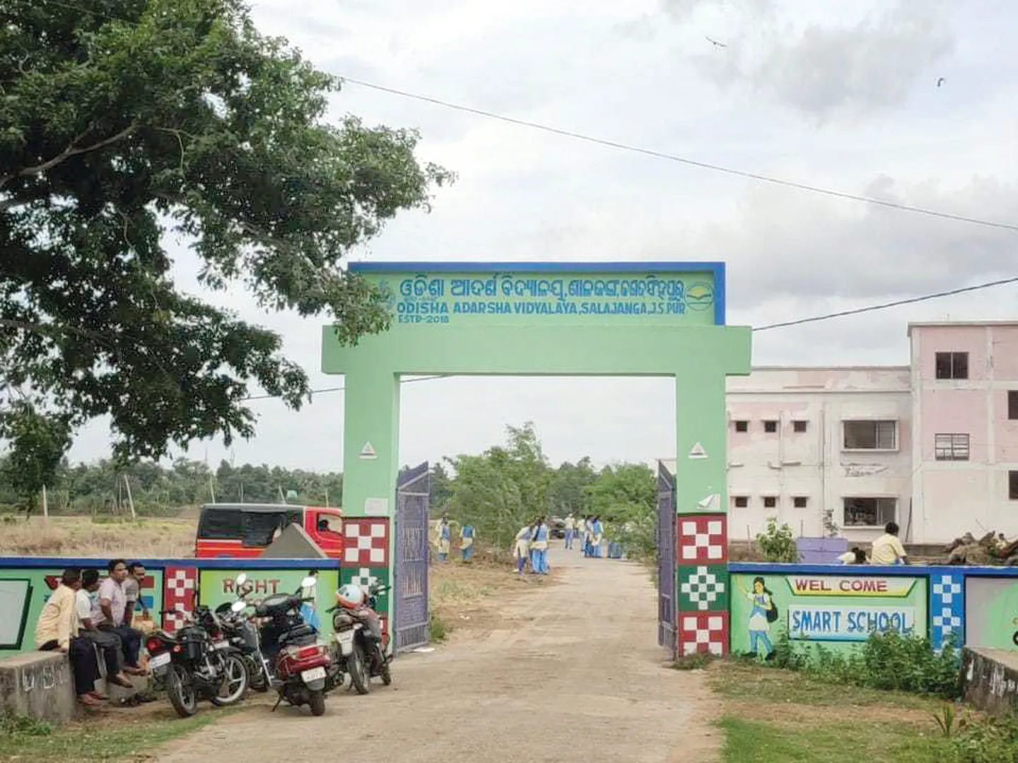 ପ୍ରକଳ୍ପ ନିର୍ଦ୍ଦେଶକଙ୍କ ତାଗିଦ୍ କାମ କରୁନାହିଁ, ହଷ୍ଟେଲ ପାଇଁ ଇଟା ଖଣ୍ଡେ ପଡ଼ିଲାନି