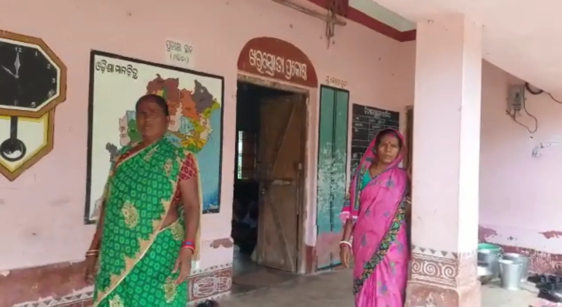 ରାଜକନିକା ଶିକ୍ଷା ବ୍ୟବସ୍ଥାରେ ଅରାଜକତା: ମା ପ୍ରଧାନ ଶିକ୍ଷୟତ୍ରୀ, ପାଠ ପଢ଼ାଉଛନ୍ତି ଝିଅ