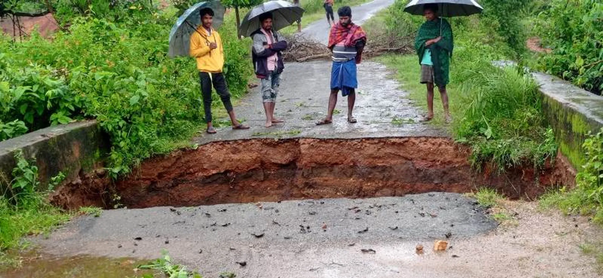 ବର୍ଷାରେ ଧୋଇଗଲା ପୋଲ; ୩ ଗ୍ରାମ ପ୍ରଭାବିତ, ଯୋଗାଯୋଗ ବିଚ୍ଛିନ୍ନ