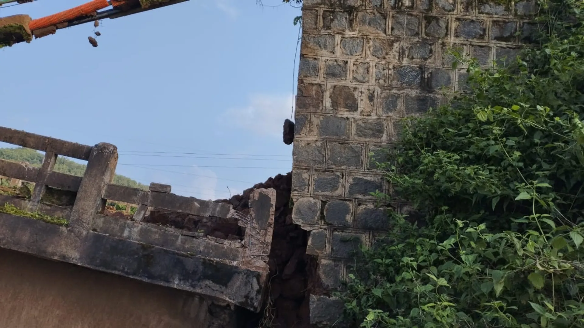 ୩୨୬ ନମ୍ବର ଜାତୀୟ ରାଜପଥର ବଙ୍ଗଳାଗୁଡା-ଲେନ୍ଦିରିମାଲିଗୁଡ଼ା ମଝିରେ ବ୍ରିଜ ଭାଙ୍ଗିଲା। କୋରାପୁଟ-ରାୟଗଡ଼ା ଯାତାୟତ ଠପ୍‌। (ଫଟୋ: ଶ୍ରୀକାନ୍ତ)