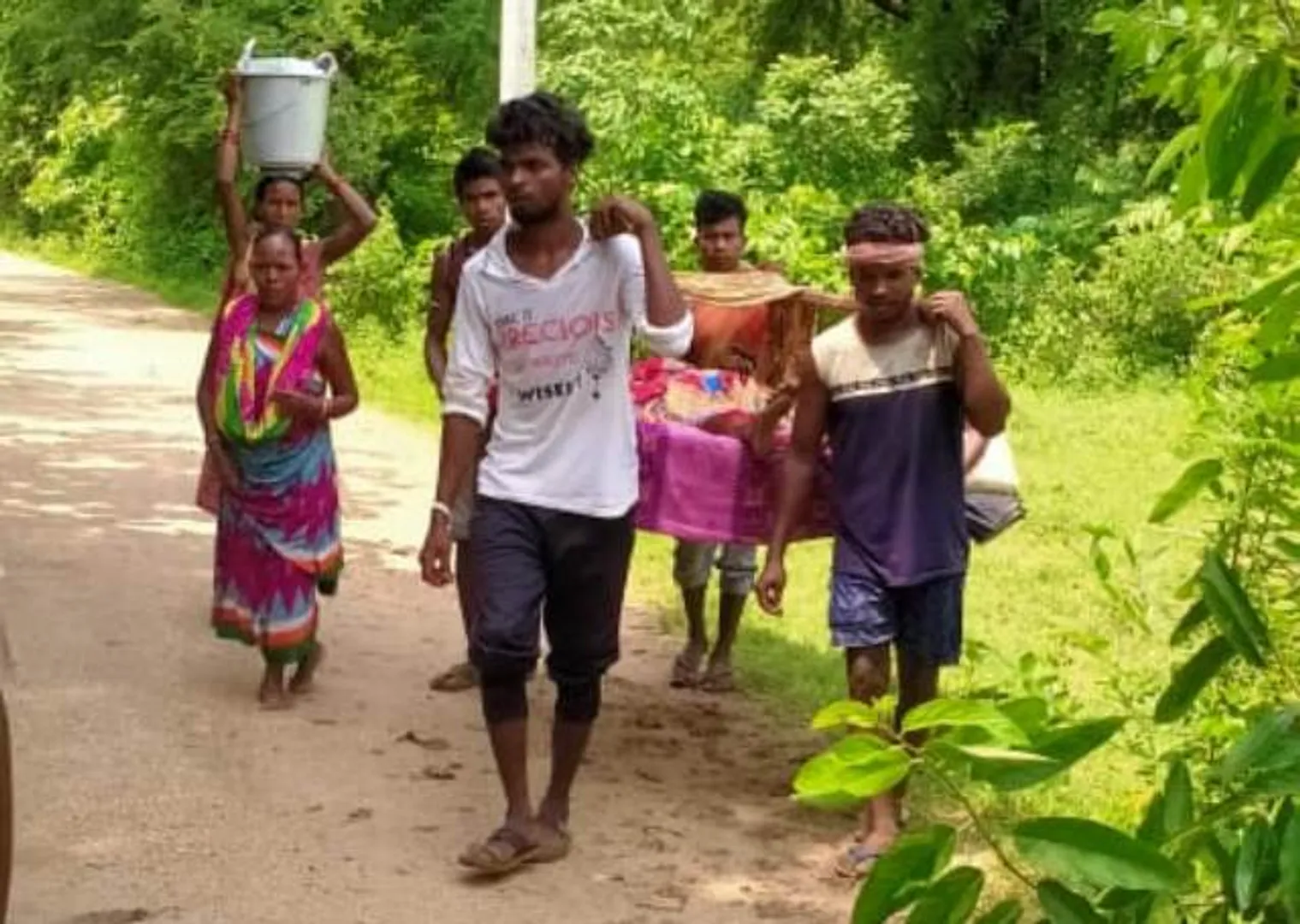 ଦୁର୍ଗମ ଅଞ୍ଚଳର କରୁଣ ଚିତ୍ର: ପୁଣି ଖଟିଆରେ ବୁହା ହେଲେ ରୋଗୀ
