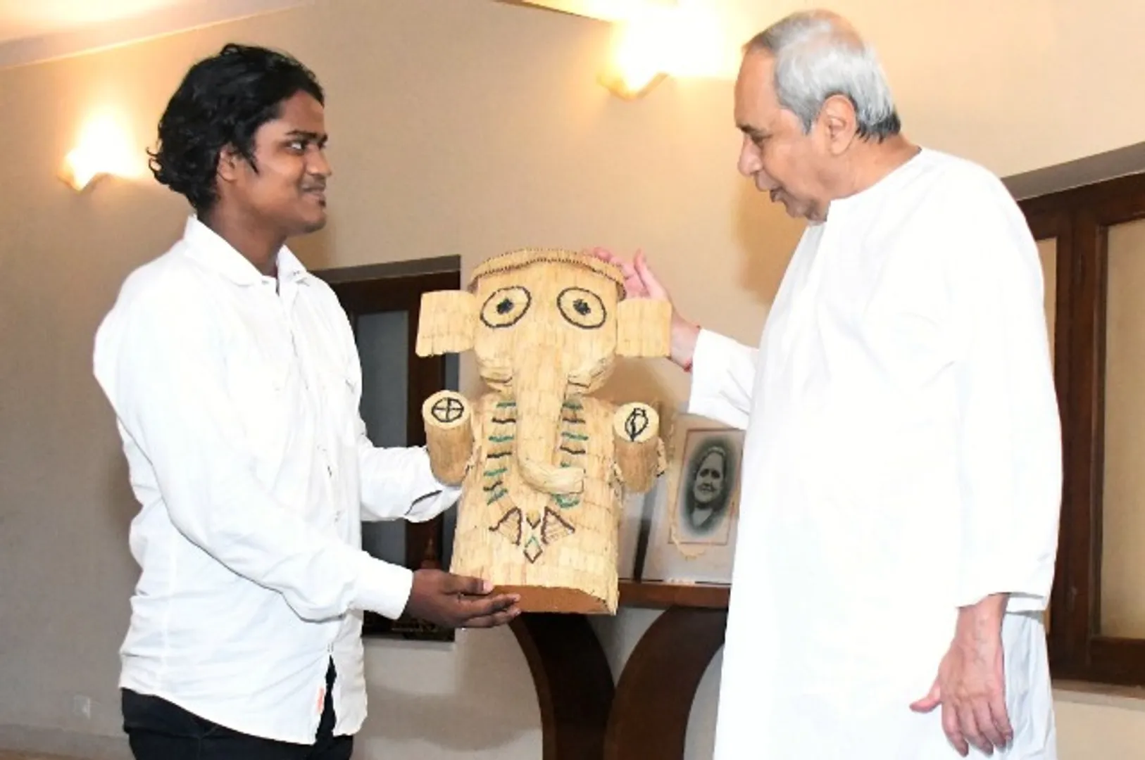 ଦିଆସିଲି କାଠିରେ ନିର୍ମିତ ଗଣେଶ ମୂର୍ତ୍ତି ମୁଖ୍ୟମନ୍ତ୍ରୀଙ୍କୁ ଭେଟି ଦେଲେ ଶିଳ୍ପୀ