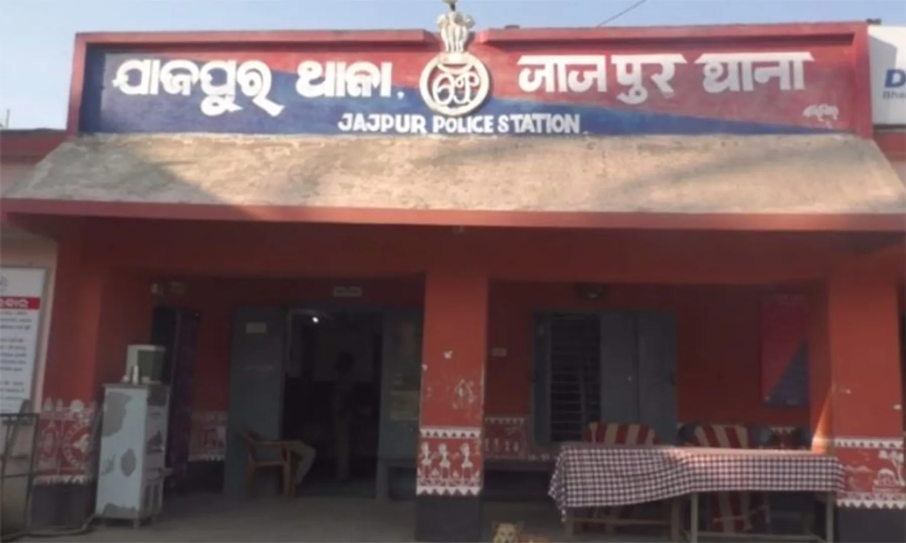 ଦେଶୀ ମଦ ଚୋରା ଚାଲାଣକାରୀଙ୍କ ଉତ୍ପାତ: ପୁଲିସ୍‌ ଉପରେ ଗାଡ଼ି ଚପାଇ ମାରିବାକୁ ଉଦ୍ୟମ