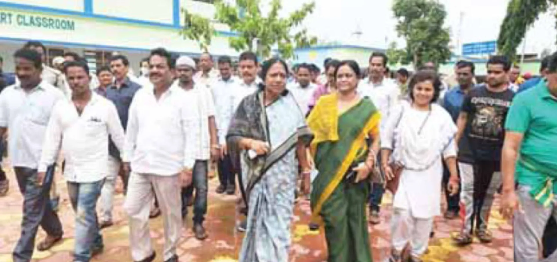ବନ୍ୟାଞ୍ଚଳରେ ରାଜସ୍ବ ମନ୍ତ୍ରୀଙ୍କ ସମୀକ୍ଷା: ପାଣିକୁ ଗଲେନି, ରାସ୍ତା ଉପରୁ ସ୍ଥିତି ଅନୁଧ୍ୟାନ କଲେ