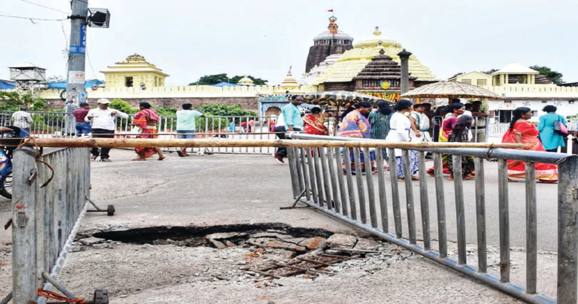 ସିଂହଦ୍ବାର ସମ୍ମୁଖରେ ରାସ୍ତା ଦବିଲା
