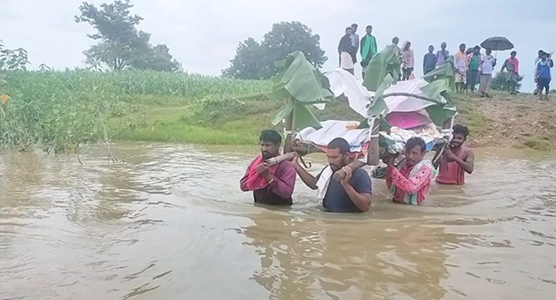 ଛାତିଏ ପାଣି ନାଳ ପାର ହୋଇ ଶ୍ମଶାନକୁ ଗଲା ଶବ
