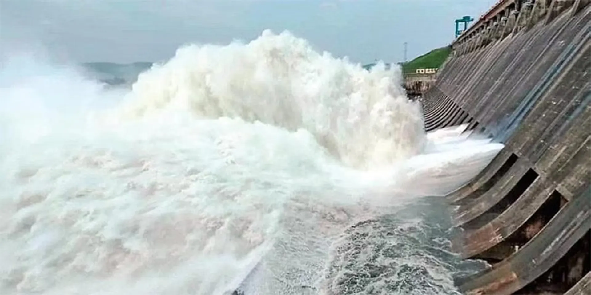 ହୀରାକୁଦର ବନ୍ଦ ହେଲା ୪ ଗେଟ୍, ୨ ଗେଟ୍ ଖୋଲା 
