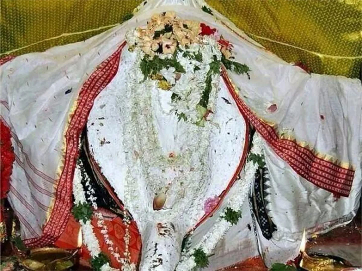 ଧବଳମୁଖୀରେ ଧଳା ବସ୍ତ୍ର ପିନ୍ଧିବେ ମା’ ସମଲେଶ୍ବରୀଙ୍କ ପୂଜକ
