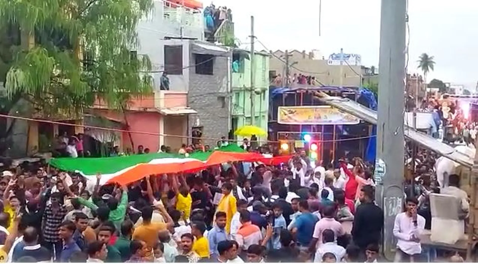 ଗଣେଶ ମୂର୍ତ୍ତି ବିସର୍ଜନ ପାଇଁ ଶୋଭାଯାତ୍ରାରେ ଦେଶଭକ୍ତି, ତ୍ରିରଙ୍ଗା ଧରି ନାଚିଲେ ଶ୍ରଦ୍ଧାଳୁ। (ଫଟୋ: ବିକାଶ, ତାଳଚେର)