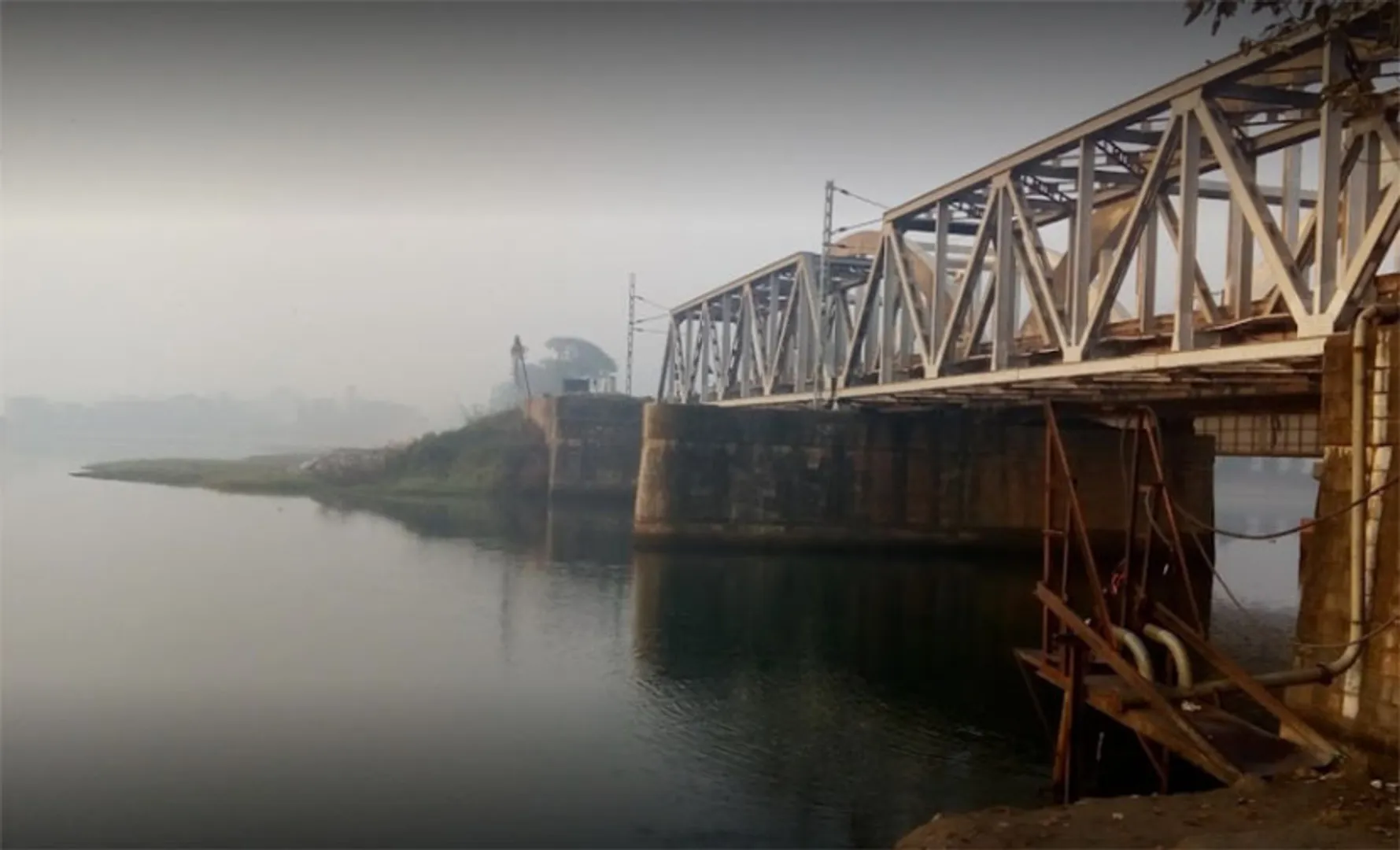 ପାୱାର ଚାନେଲକୁ ଡେଇଁ ପଡ଼ିଲେ ମହିଳା