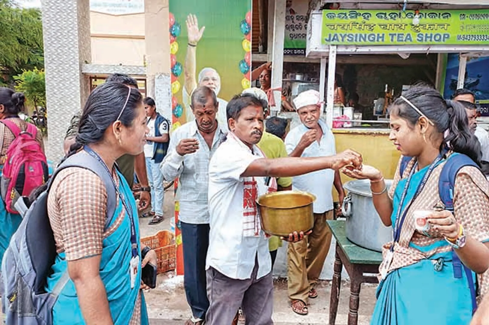 ପ୍ରଧାନମନ୍ତ୍ରୀଙ୍କ ଜନ୍ମଦିନକୁ ନିଆରା ଢଙ୍ଗରେ ପାଳିଲେ ଚା’ ଦୋକାନୀ: ବାଣ୍ଟିଲେ ୮୦ ଲିଟର୍‌ କ୍ଷୀରର ଚା’, ହଜାରେ ରସଗୋଲା