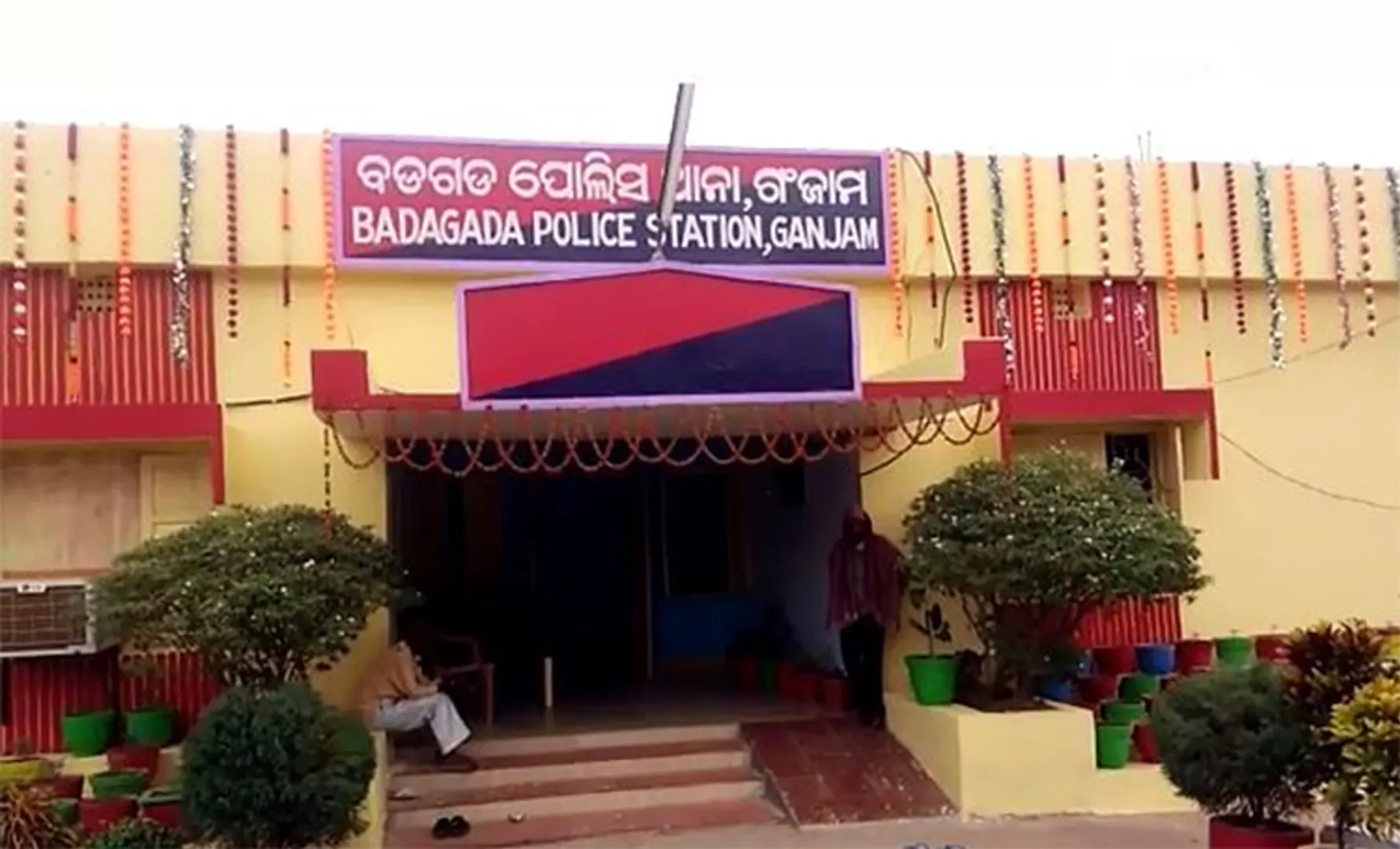 ଯୋଗାଣ ସହାୟିକାଙ୍କୁ ଖଣ୍ଡା ଦେଖାଇ ଗୋଦାମରୁ ଚାଉଳ ଲୁଟ୍