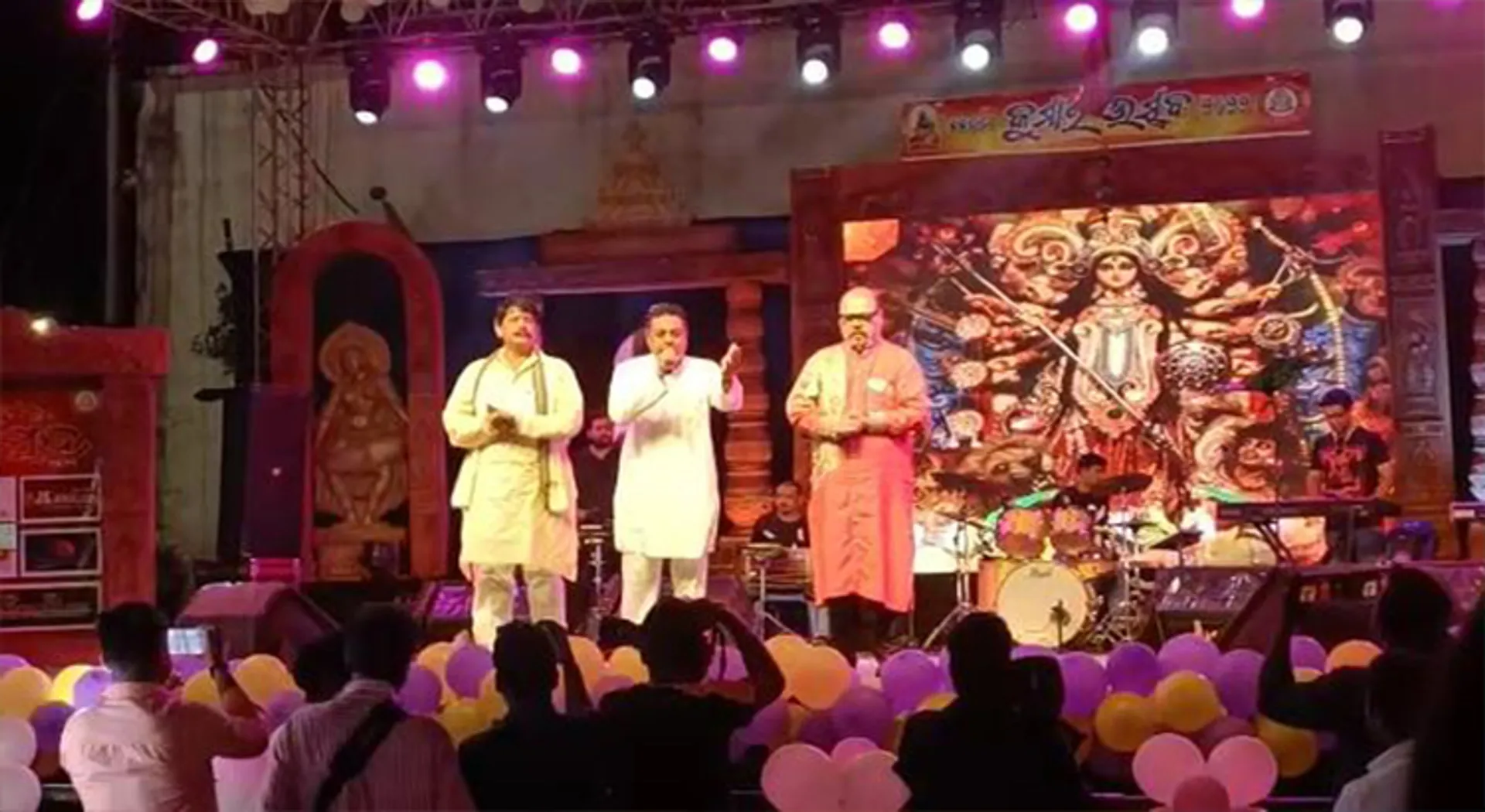 କୁମାର ଉତ୍ସବରେ ଗୀତ ଗାଇ ଦର୍ଶକଙ୍କୁ ଝୁମାଇଲେ ସମ୍ବିତ ପାତ୍ର।