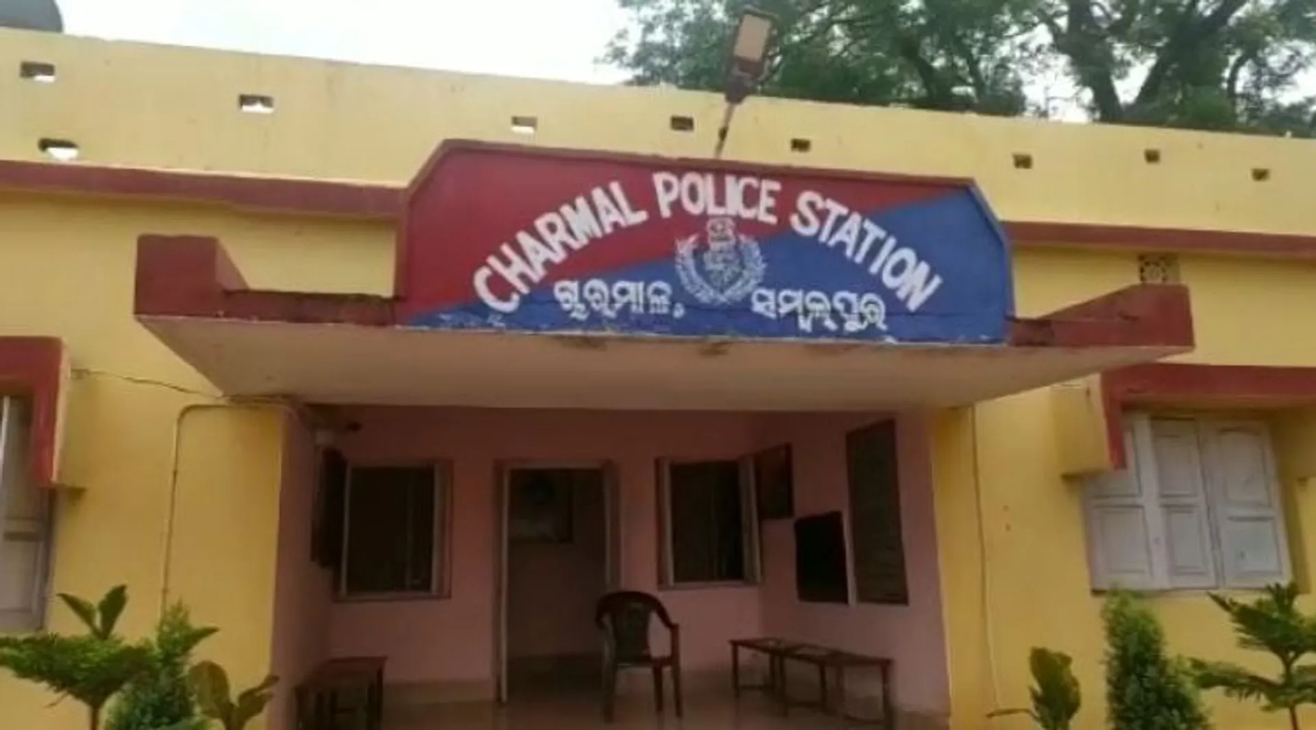 ଚାରମାଳ ଥାନା ଭିତରେ ପଶି ମଦ୍ୟପ ଯୁବକଙ୍କ ଉନ୍ମକ୍ତ କାଣ୍ଡ  