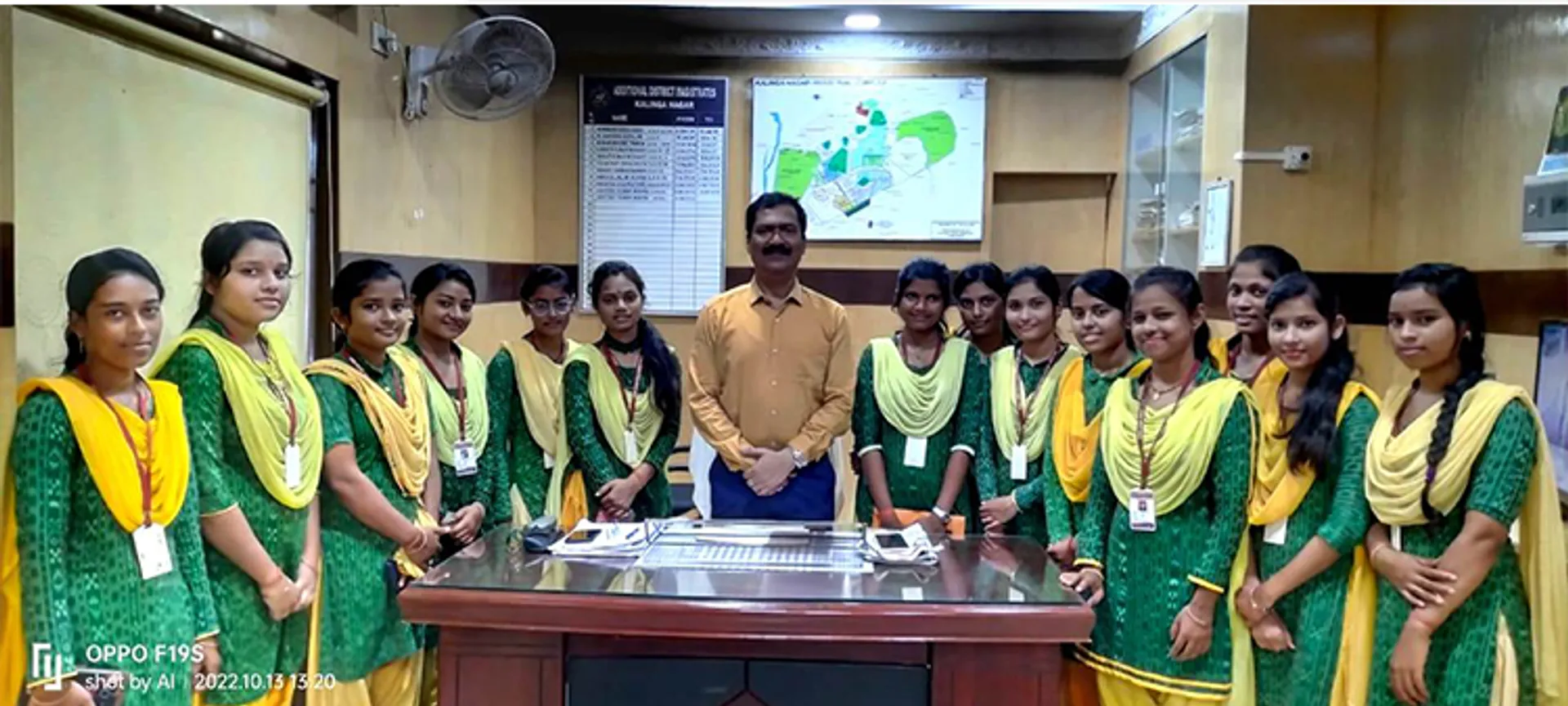 କଲେଜ ସମ୍ମୁଖ ରାସ୍ତା ମରାମତି ପାଇଁ ଦାବି ଜଣାଇଲେ ଛାତ୍ରୀ