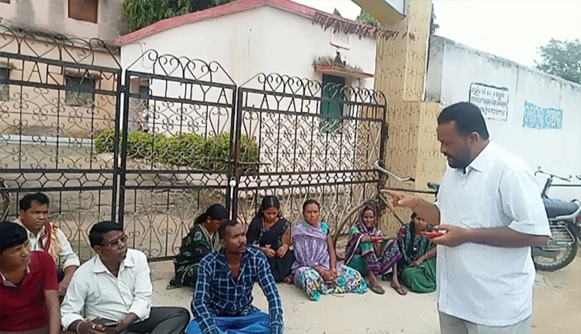 ଶିକ୍ଷକ ନଆସିବାରୁ ସ୍କୁଲରେ ତାଲା ପକାଇଲେ ଅଭିଭାବକ