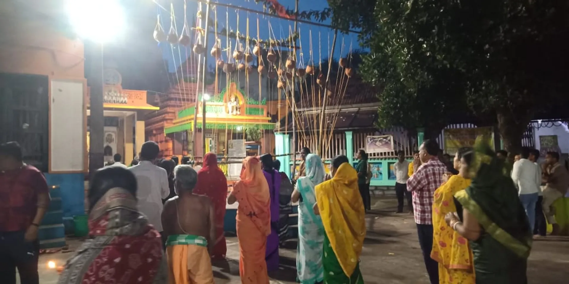କାର୍ତ୍ତିକରେ ନିଆରା ପରମ୍ପରା: ସନ୍ଧ୍ୟାରେ ଏକତ୍ର ହୋଇ ମହିଳାମାନେ ଜାଳନ୍ତି ଆକାଶଦୀପ