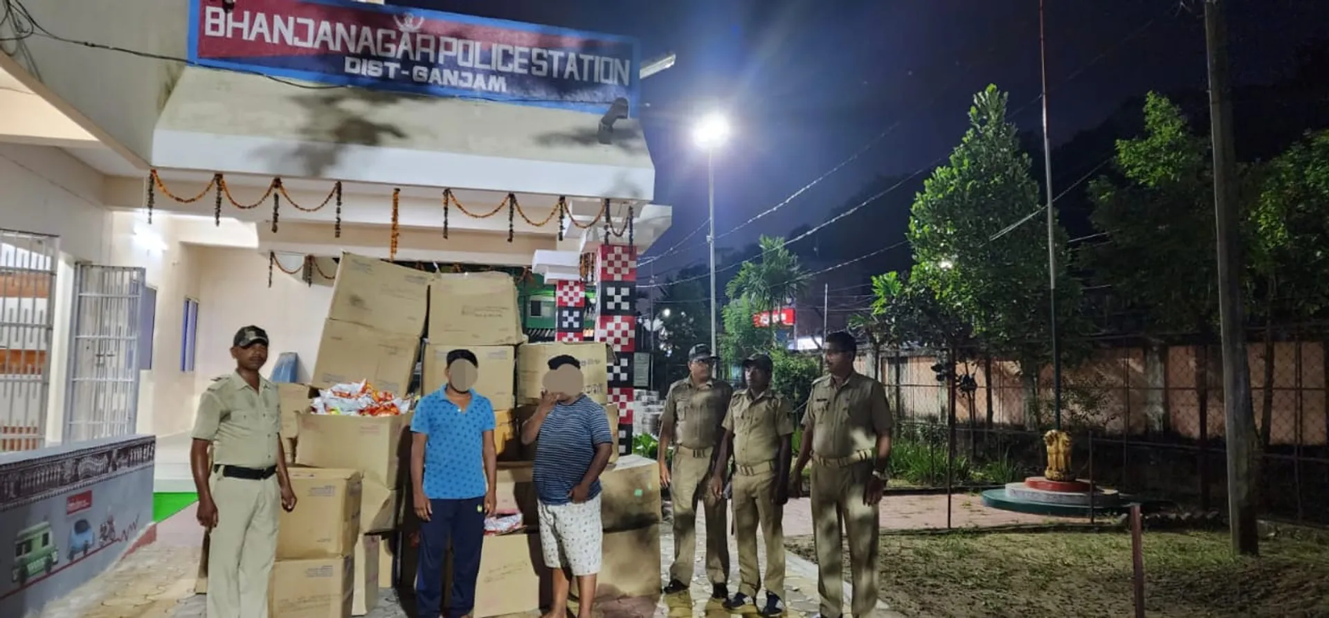 ଲୁଟ ମାମଲାରେ ଦୁଇ ଗିରଫ, ୨୭ ପେଟି ଗ୍ରୋସରୀ ସାମଗ୍ରୀ ଓ ୩ଟି ମୋବାଇଲ ସହ ୧୦ ହଜାର ଜବତ