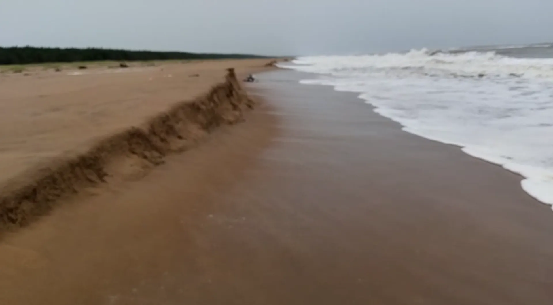 ସମ୍ଭାବ୍ୟ ବାତ୍ୟା ପ୍ରଭାବରେ ସମୁଦ୍ର ଅଶାନ୍ତ: କୂଳରେ ପିଟୁଛି ବଡ଼ ବଡ଼ ଲହଡ଼ି