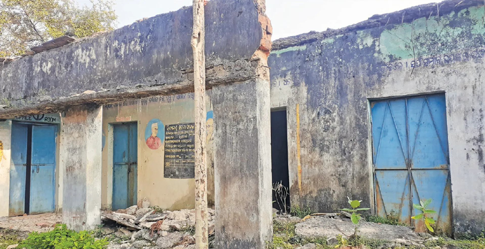 ସମସ୍ୟା ଘେରରେ ଧୁଡୁରିପାଲି ପ୍ରାଥମିକ ବିଦ୍ୟାଳୟ: ମରାମତି ହେଉନି ଦଦରା ଶ୍ରେଣୀଗୃହ, ବାରଣ୍ଡାରେ ବସୁଛନ୍ତି ଛାତ୍ରଛାତ୍ରୀ