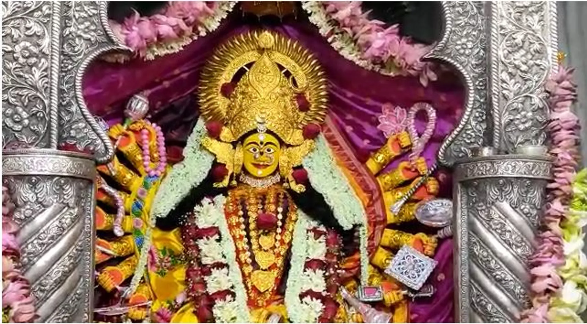 ଶାରଦୀୟ ଦୁର୍ଗା ପୂଜାର ଷୋହଳ ପୂଜାର ପଞ୍ଚଦଶଦିନ ଓ ଶକ୍ତି ପୀଠରେ ଆଜି ନବମୀ ରହିଥିବାବେଳେ ମାଆ କଟକ ଚଣ୍ଡୀ ମା ଲଷ୍ମୀ ବେଶରେ ଭକ୍ତଙ୍କୁ ଦର୍ଶନ ଦେଉଛନ୍ତି।