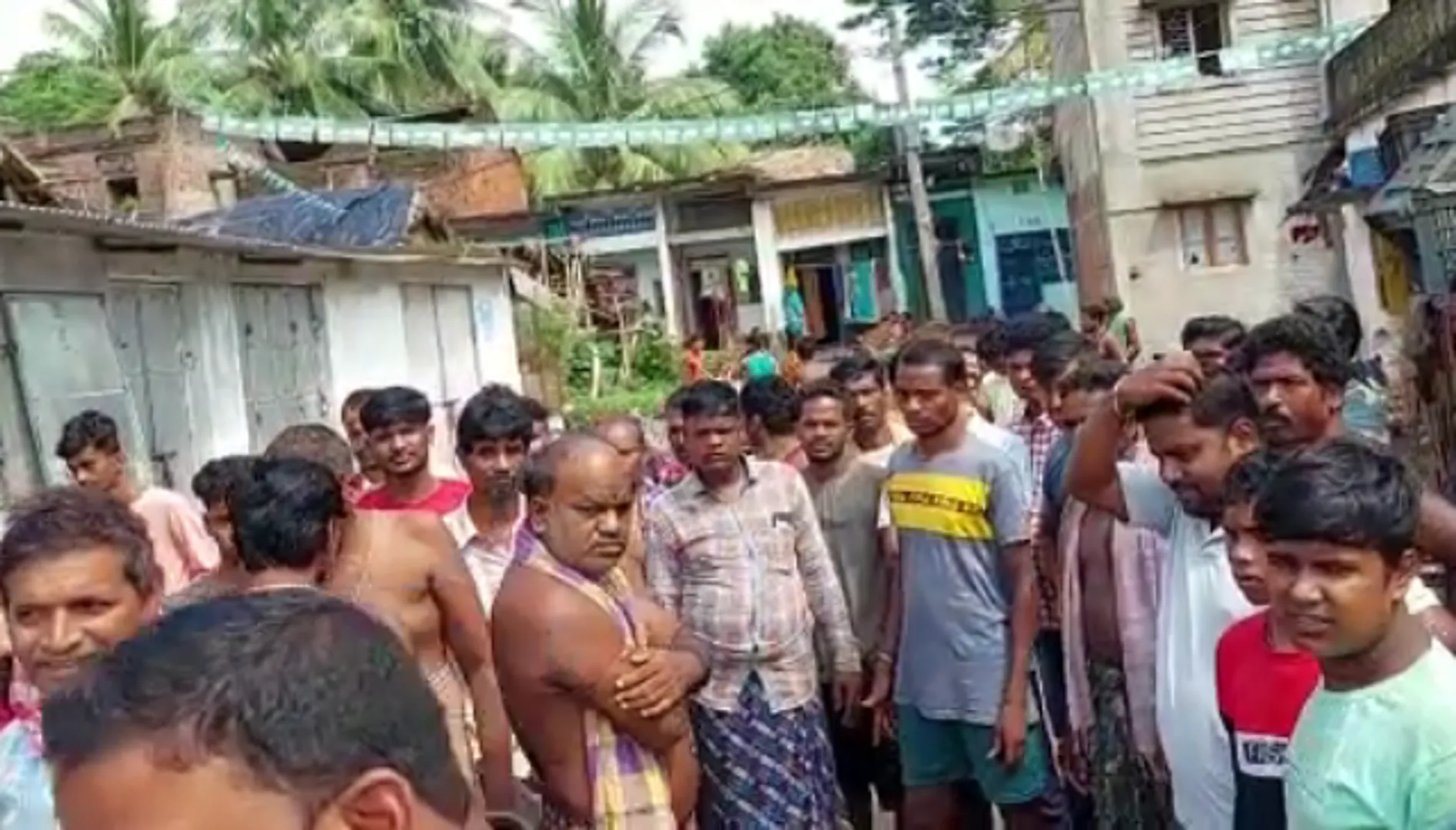 ଜଳ ଯୋଗାଣ ବନ୍ଦ ପ୍ରତିବାଦରେ ଗ୍ରାମବାସୀଙ୍କ ମୁଖ୍ୟରାସ୍ତା ଅବରୋଧ